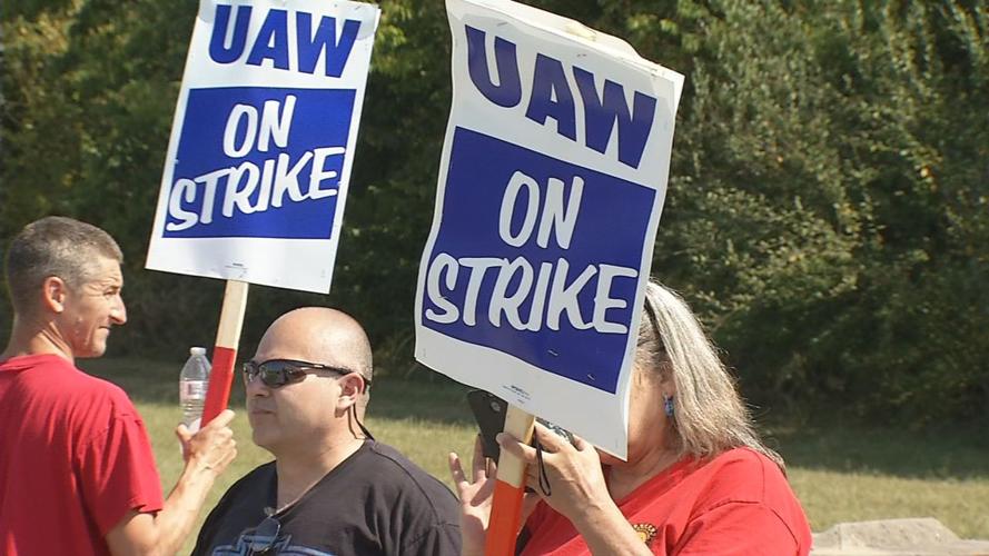 GM STRIKERS AT DEALERSHIPS.jpg