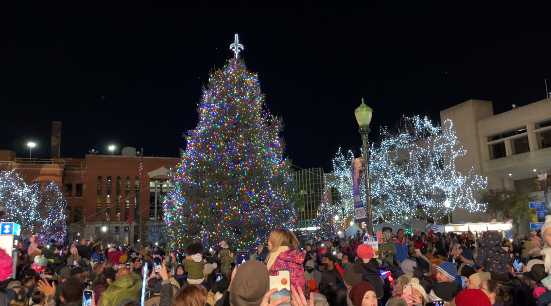Christmas Festivals Near Scottsburg In On The Nov 23 And 24th 2022 Images | Thousands Bundle Up For Return Of Light Up Louisville | News |  Wdrb.com
