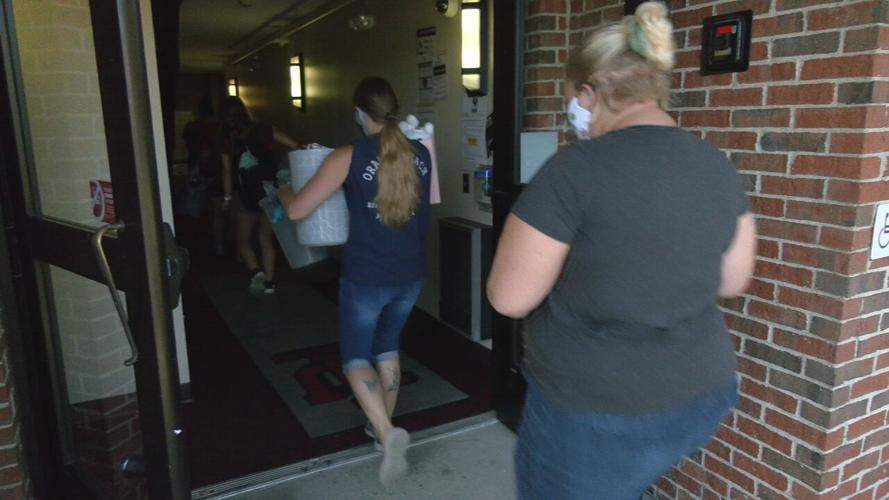 IUS students move in