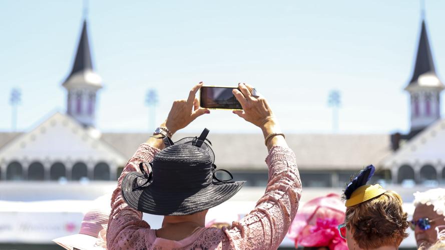 OAKS DAY - FASHION AND CROWDS - CRAWFORD 5-5-2023 (6).jpg