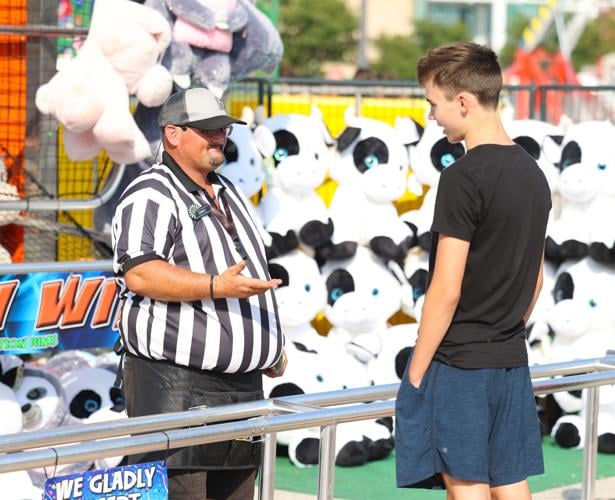 Fair vendor offers attendee chance at game.JPG