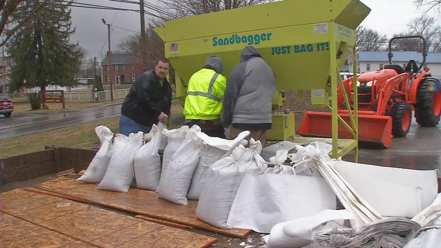 Utica, Ind. officials fill sandbags in wake of flooding 2-11-19