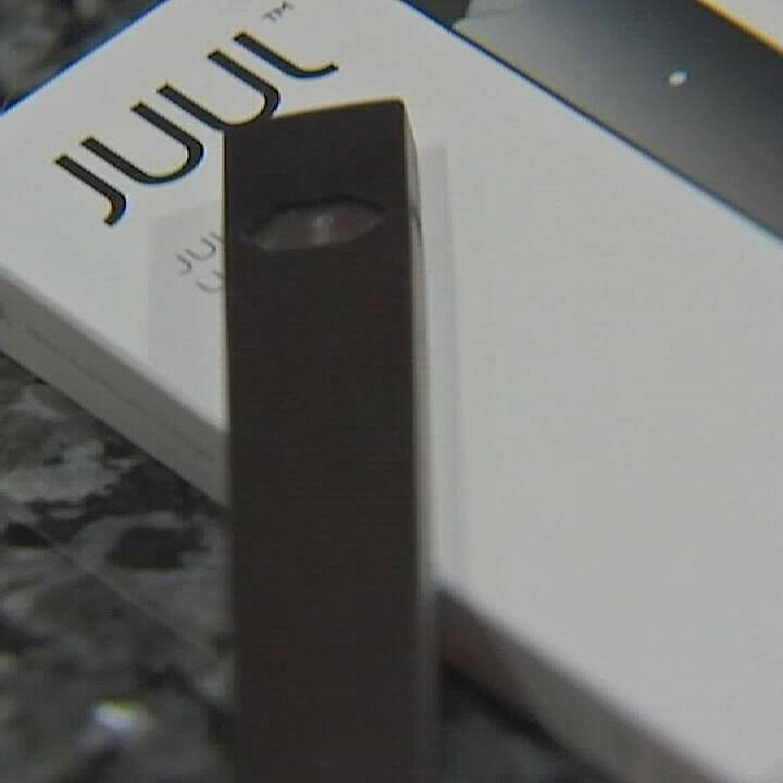 fake juul device vs real PSA: Fake @JUULvapor pods are being circulated. I picked these up from a  vape shop in Vegas recently. RT to save a life main image 0
