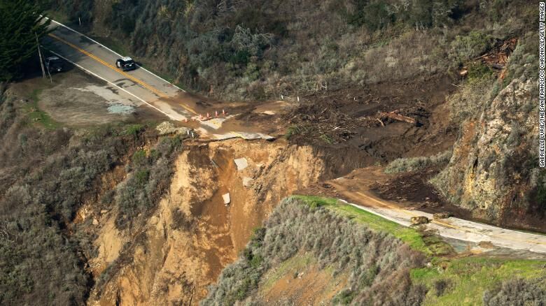 A Huge Piece Of California S Highway 1 Near Big Sur Collapsed Into The Ocean National Wdrb Com