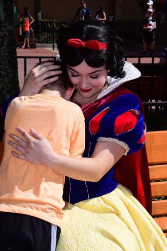 Snow White comforts child with autism (Aug. 2019)