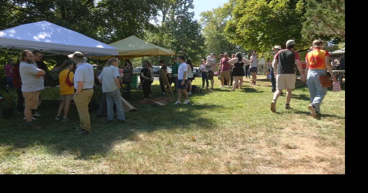 Hundreds of people pack Louisville Nature Center for 1stever Pawpaw