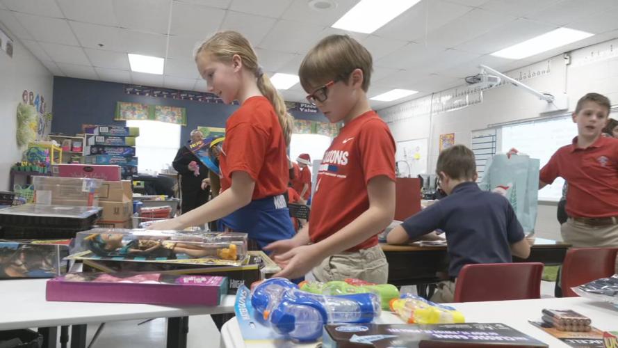 4TH GRADERS COLLECT PACKAGES 5pSOTVO
