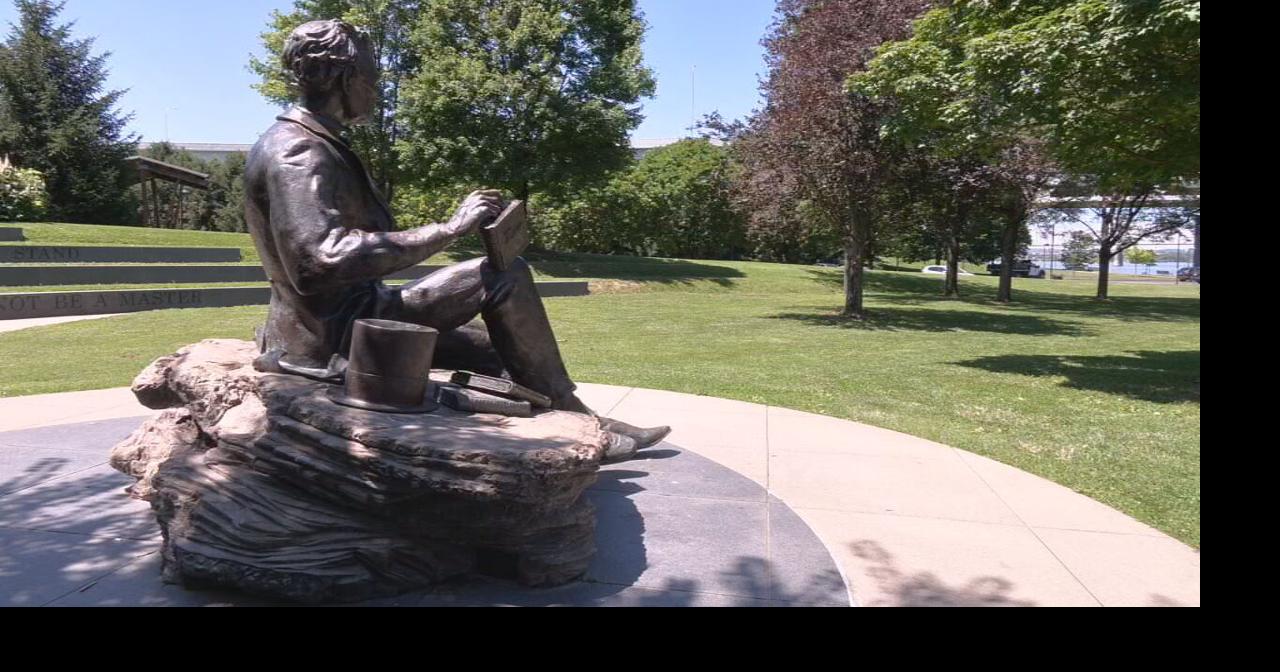 Waterfront Park pays $5,000 to replace bronze hat stolen from Abraham Lincoln statue