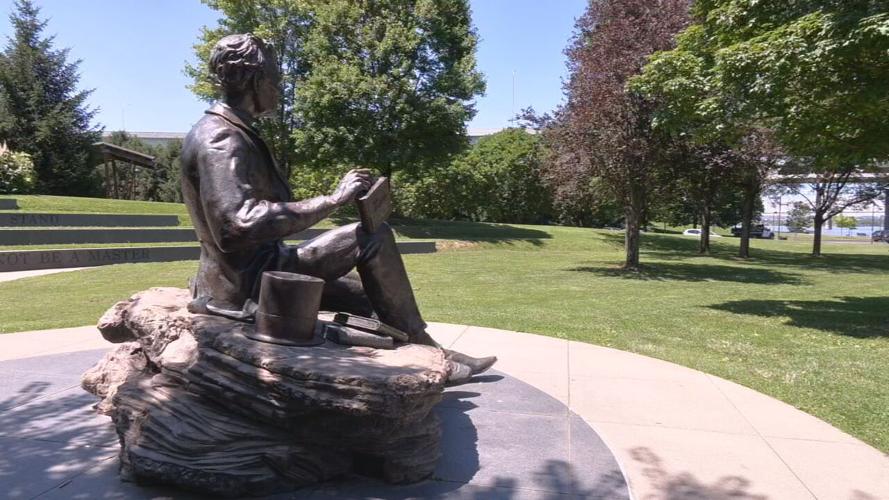 Top hat returned to Abraham Lincoln statue at Waterfront Park