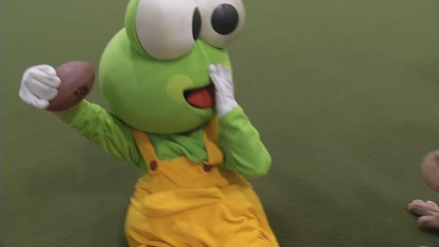 RAW MASCOT BOWL 2-1-19_frame_134457.jpg