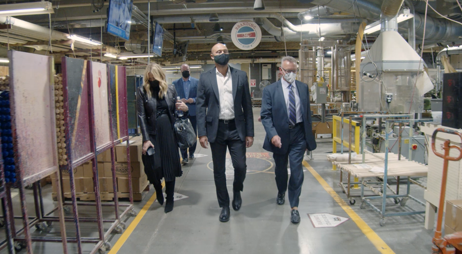 Derek Jeter walks through Louisville Slugger Factory and Museum.PNG