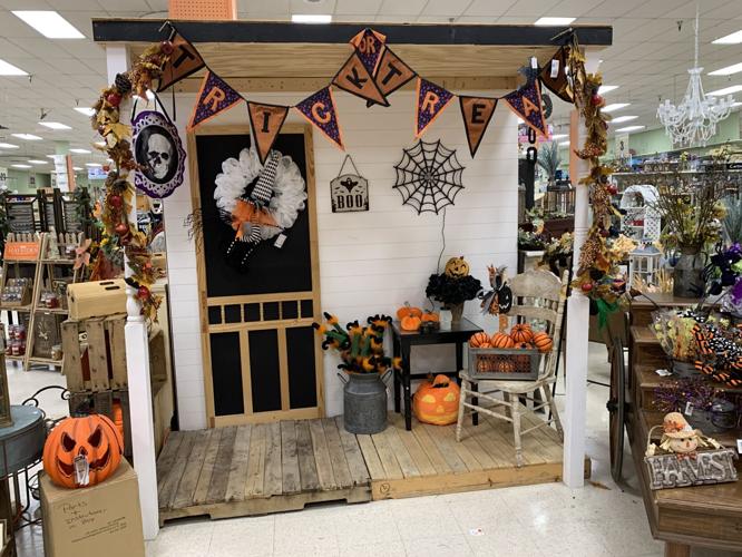 HALLOWEEN DECORATIONS - KK - BEN FRANKLIN CRAFTS - 10-12-2020.JPG