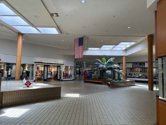 Inside Elizabethtown Towne Mall.jpg