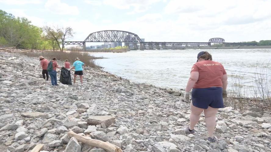 Leadership Southern Indiana-Falls of the Ohio cleanup 4-14-23