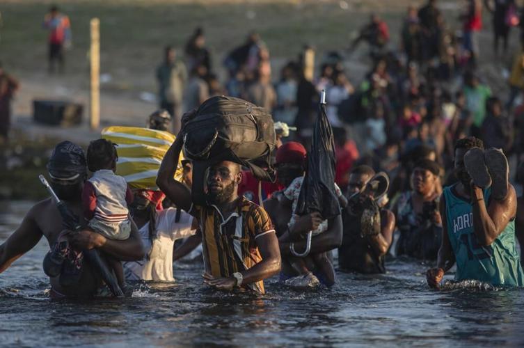 Haitian migrants cross Rio Grande