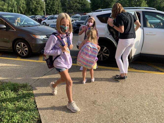 Bowen Elementary car drop off back to school jcps 08-10-22.jpg