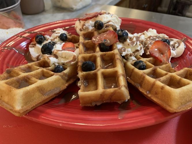 CHRISTMAS CAFE ON FRANKFORT AVENUE - KK - 8-26-2020  (18).JPG