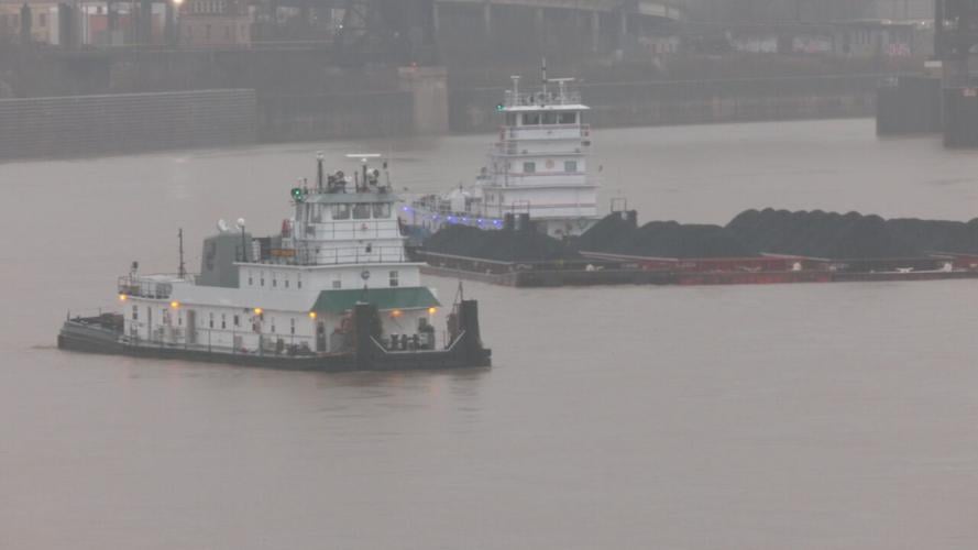 barges loose on Ohio River - 3.8.24