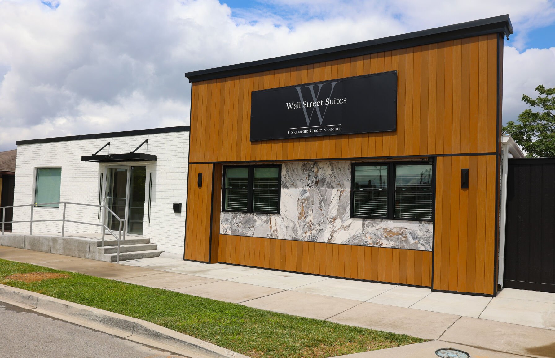 Wall Street Suites entrance - Jeffersonville.JPG