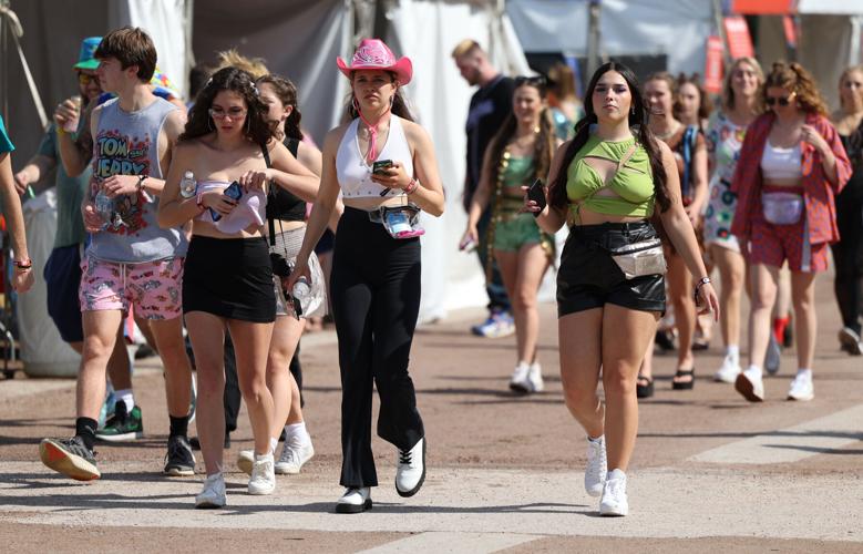 People walk into Forecastle 2022.JPG