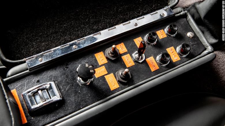 James Bond Aston Martin 4.jpg