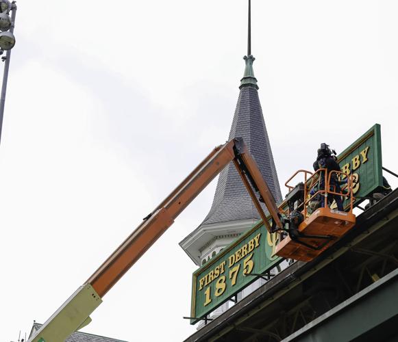 CHURCHILL DOWNS SIGN CHANGE DERBY 148 - 4-7-2022  (3).jpg