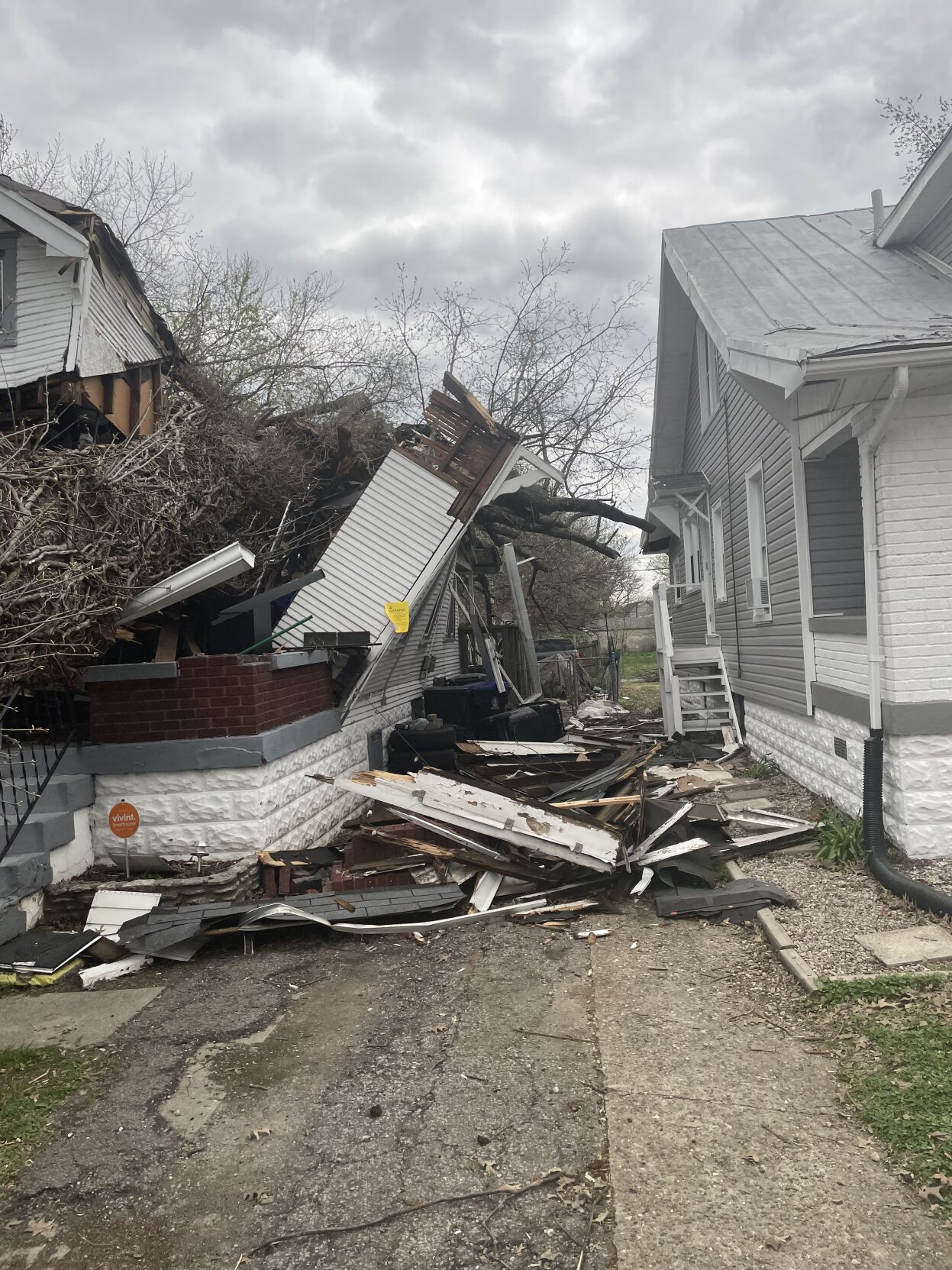 STORM DAMAGE - LOUISVILLE - CENTRAL AVENUE 4-6-2023 (1).jpg