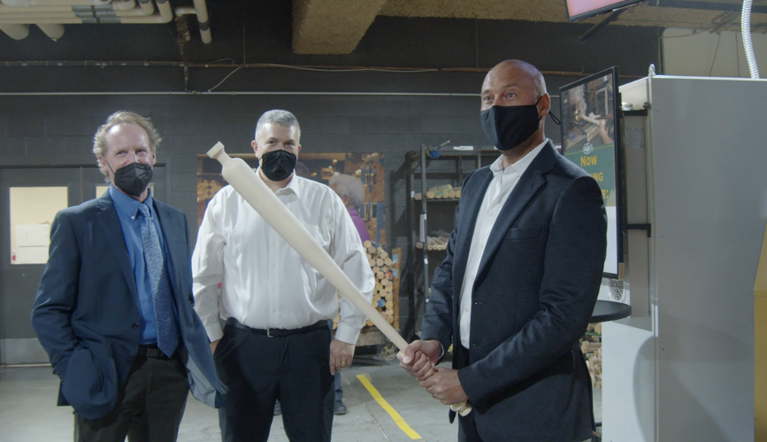 Derek Jeter holds a bat made at Louisville Slugger Factory.PNG