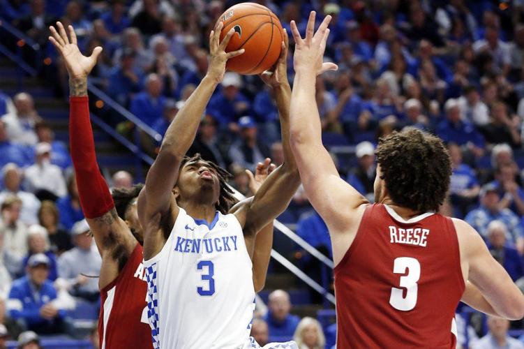 Kentucky's Tyrese Maxey (3) shoots between Alabama's John Petty Jr., left, and Alex Reese
