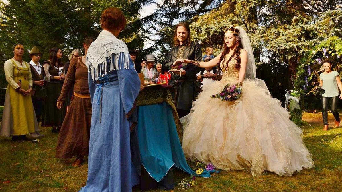 Lord Of The Rings And Game Of Thrones Fans Marry In Fantasy