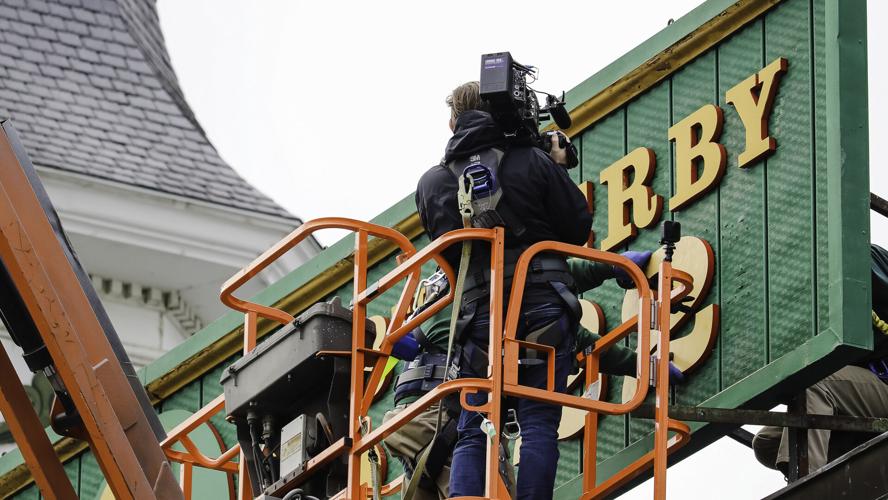 CHURCHILL DOWNS SIGN CHANGE DERBY 148 - 4-7-2022  (4).jpg