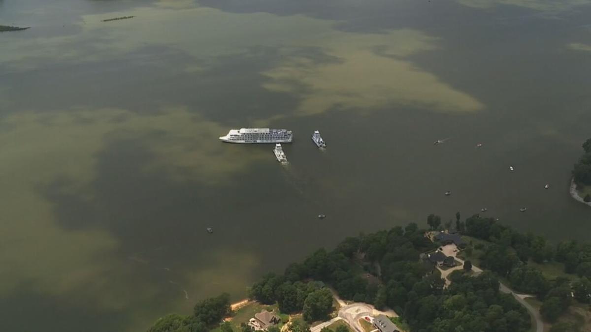 Small Riverboat Stuck On Sandbar On Lake Barkley In Western Kentucky News Wdrb Com