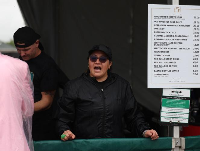 Vendors yells to crowd.JPG