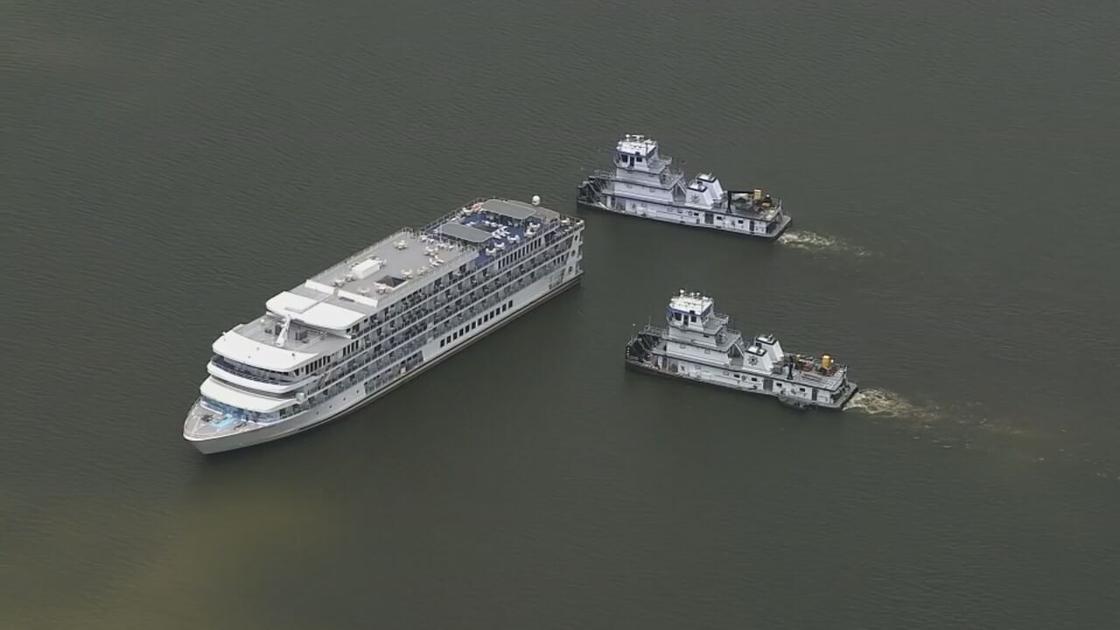 Small Riverboat Stuck On Sandbar On Lake Barkley In Western Kentucky News Wdrb Com