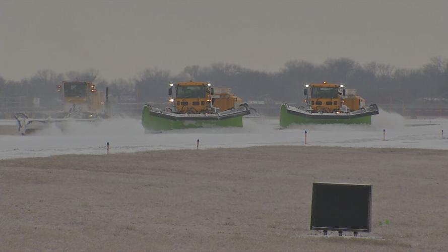 Louisville Muhammad Ali International Airport (KSDF) snow removal equipment