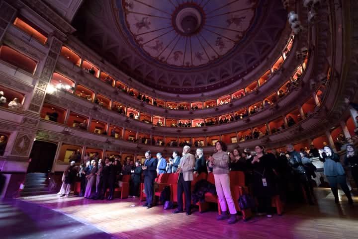 Crowd watches gospel tour.jpg