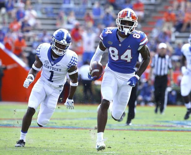 Florida tight end Kyle Pitts (84) runs after catching a pass