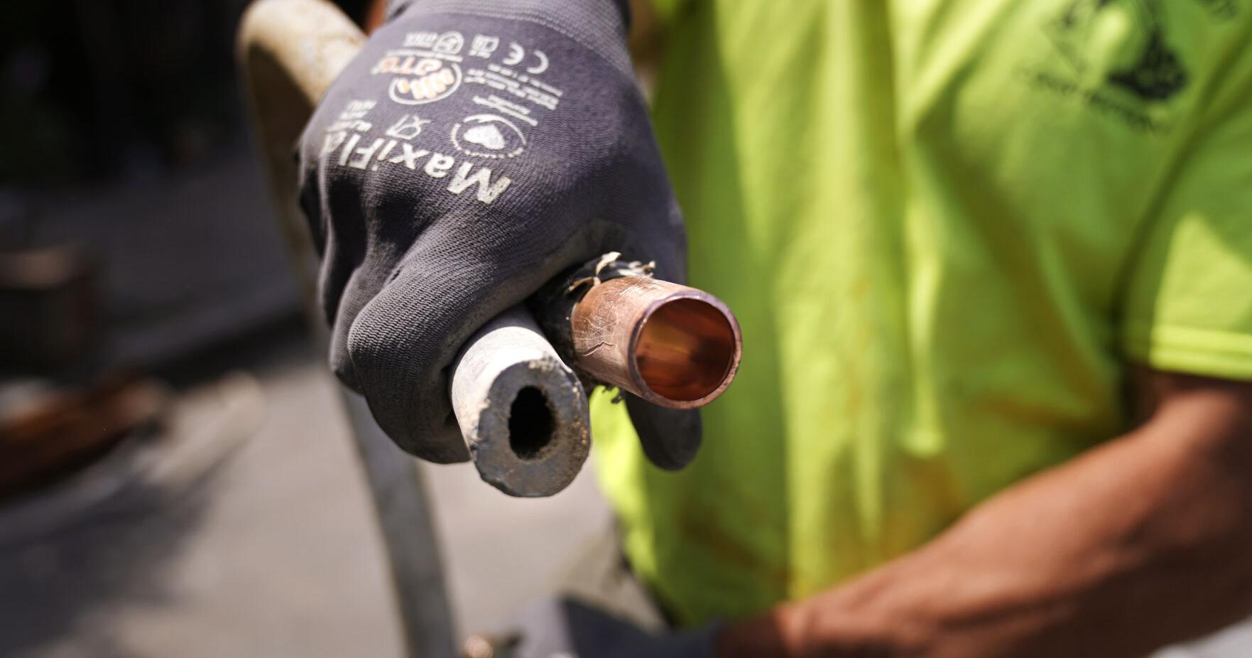Some cities are digging up water mains and leaving lead pipe in the ground - Vimarsana News