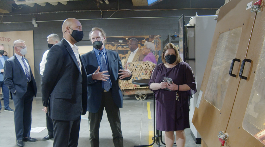 Derek Jeter tours Louisville Slugger Factory and Museum.PNG
