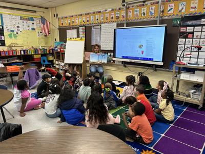 JCPS Teacher Reads to Class