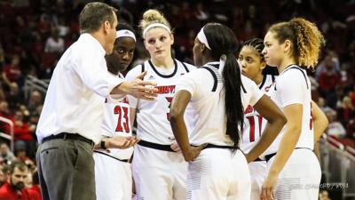 It Ll Be No 2 Vs No 3 When Connecticut Visits Louisville On