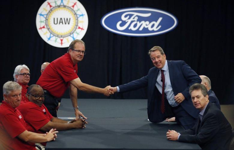 UAW PRESIDENT GARY JONES - FORD EXEC BILL FORD  - AP.jpeg