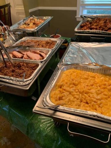 SUPER BOWL VIEWER FOOD -- BBQ AND MAC N CHEESE