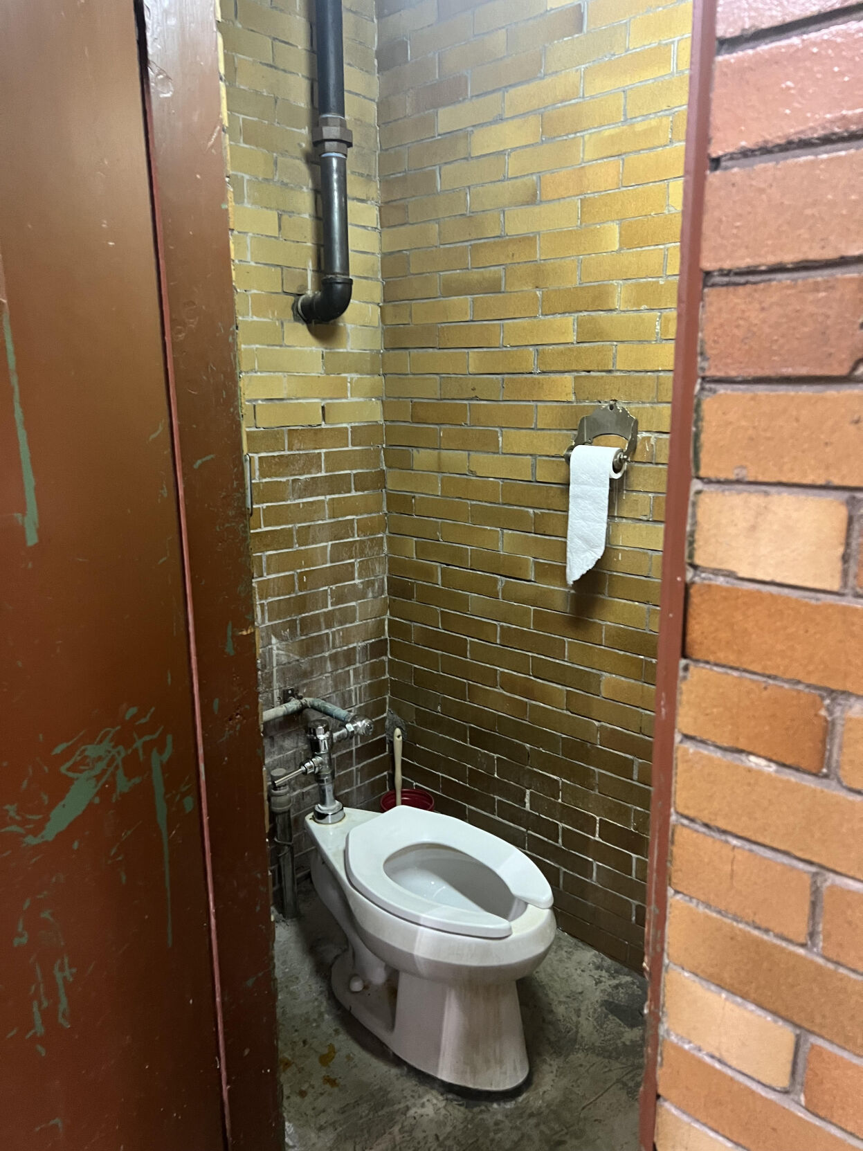 Bathroom 4th district engine 20.jpg