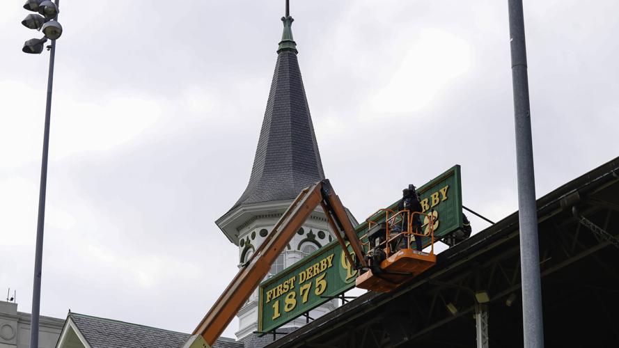CHURCHILL DOWNS SIGN CHANGE DERBY 148 - 4-7-2022  (6).jpg