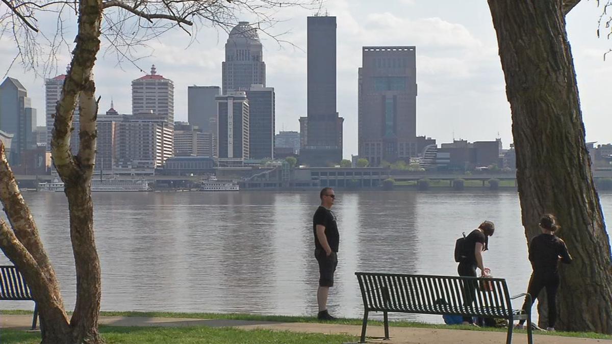 Nice Weather Brings Hundreds To Big Four Bridge Many Follow Social Distancing Guidelines News Wdrb Com