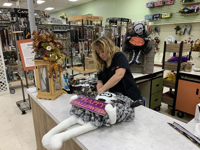 HALLOWEEN DECORATIONS - KK - BEN FRANKLIN CRAFTS - 10-12-2020 9