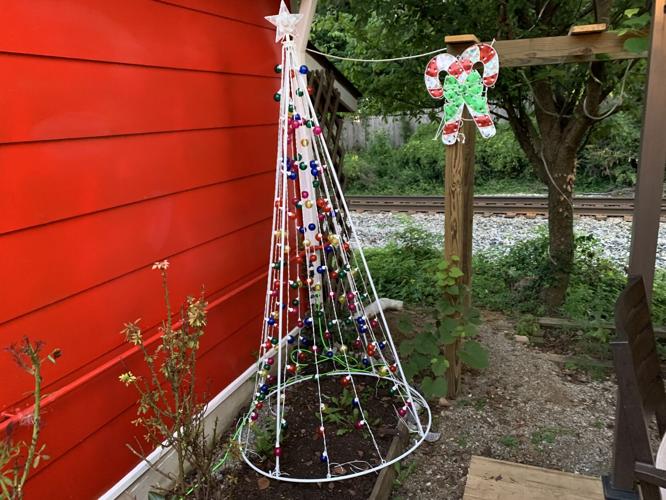 CHRISTMAS CAFE ON FRANKFORT AVENUE - KK - 8-26-2020  (25).JPG