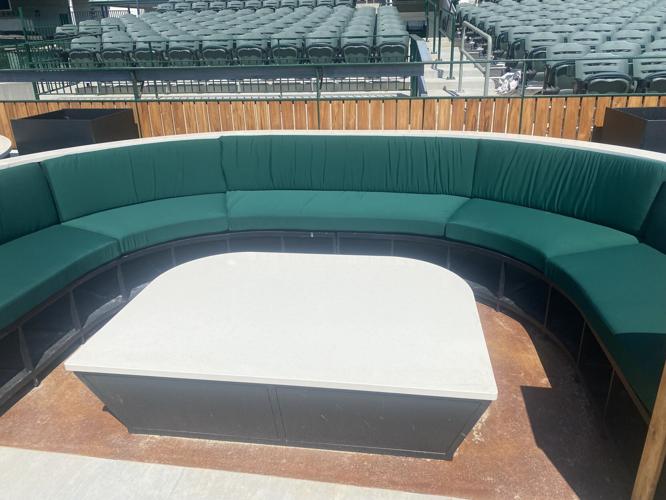 HOMESTRETCH CLUB - CHURCHILL DOWNS - HORSESHOE RAIL LOUNGE