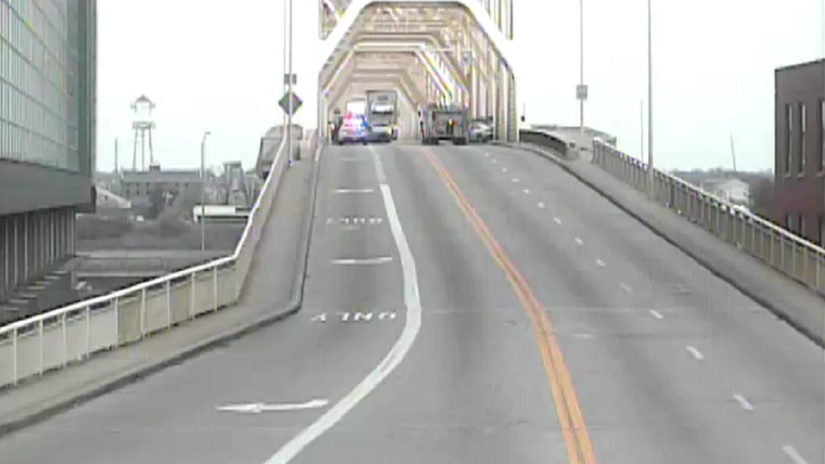 Multi Vehicle Crash Shuts Down Clark Memorial Bridge On Monday Multi Vehicle Crash Shuts Down Clark Memorial Bridge On Monday